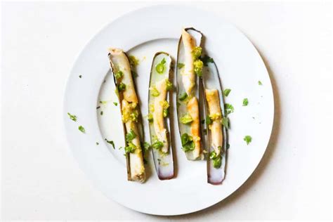  Razor Clam: Unearthing the Secrets of a Shell-Dwelling Mollusk That Thrives Beneath the Waves!